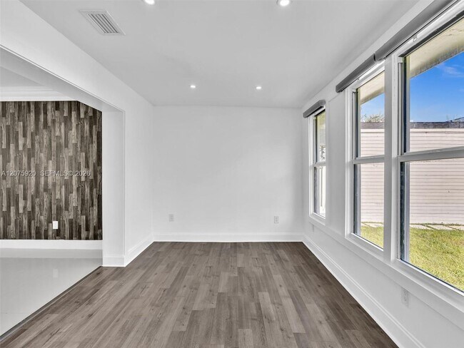 Building Photo - 1647 NE 146th St