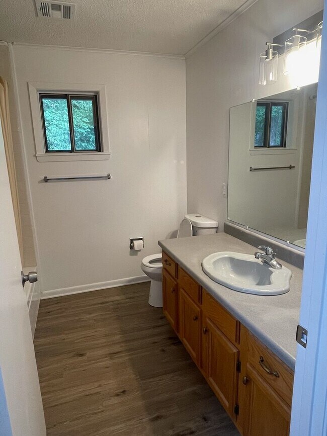 Building Photo - Cutie and move-in ready