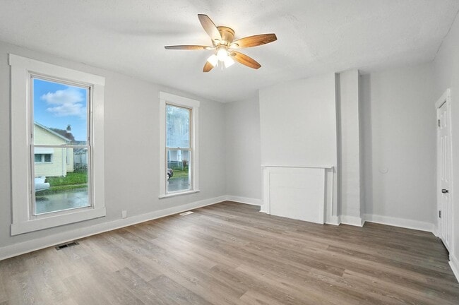 Building Photo - Newly Renovated, Large Home in Dayton!!