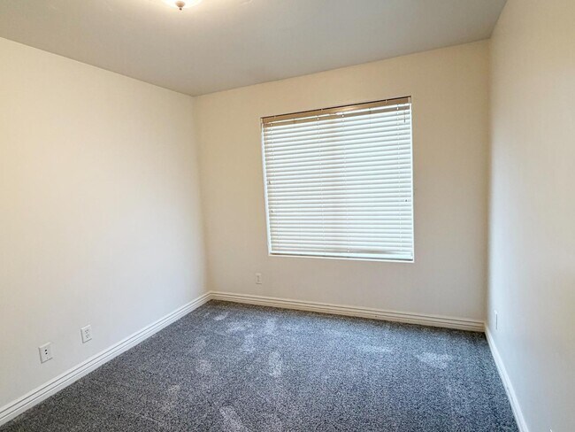 Building Photo - 496 S 2150 W