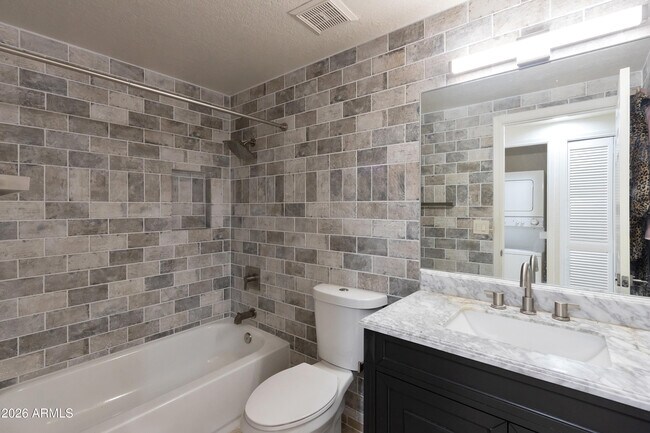 Building Photo - 2931 E Rose Ln