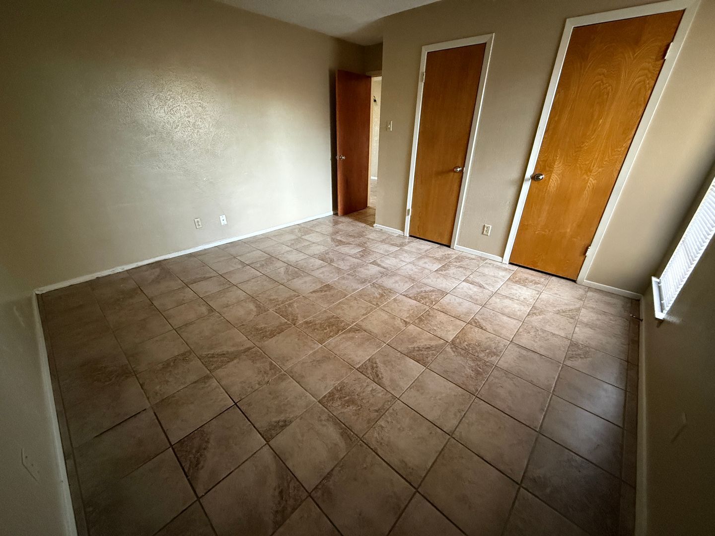 Building Photo - 2211 Cascade Dr