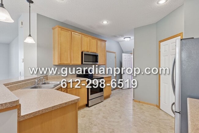 Building Photo - End Unit Townhouse Available Now, Open Floor Plan, Fireplace, Patio, Large Primary Suite