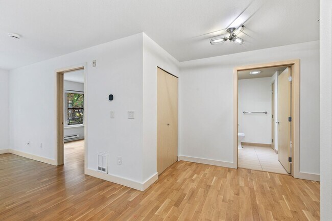Building Photo - 1bd/1ba Seattle Condo