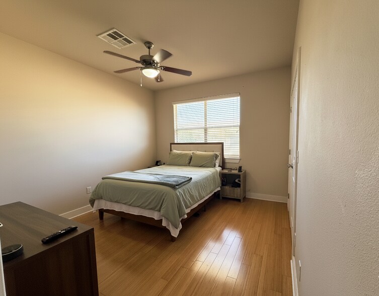 Building Photo - 13420 Lyndhurst St