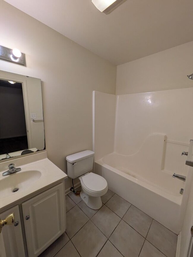 Building Photo - 2BD/2.5BA Unit at Water Oaks in Hickory!