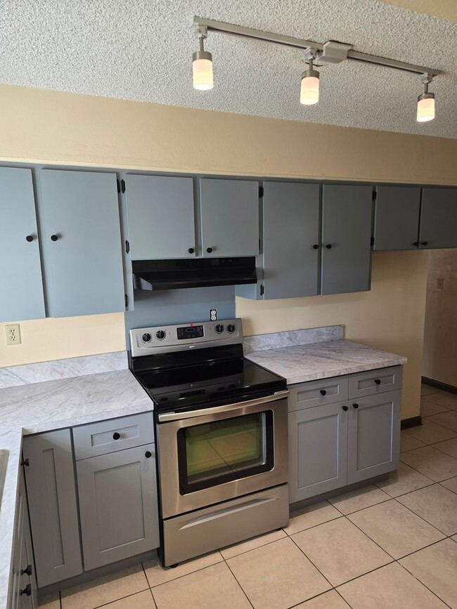 Building Photo - SPACIOUS 2 BEDROOM 1 BATH DUPLEX LOCATED I...