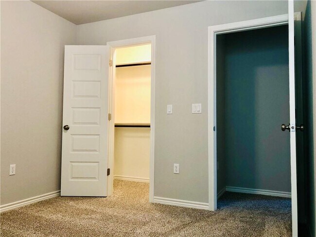 Building Photo - 1323 Ambler Dr