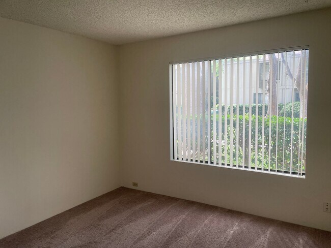 Building Photo - Two Story 3 Bedroom/2.5 Bathroom w/Two Car Garage