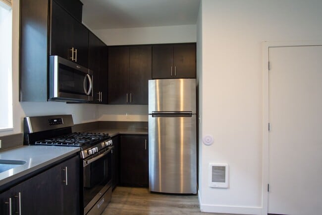 Building Photo - St. Johns-Sleek Modern Townhouse Ready Now!