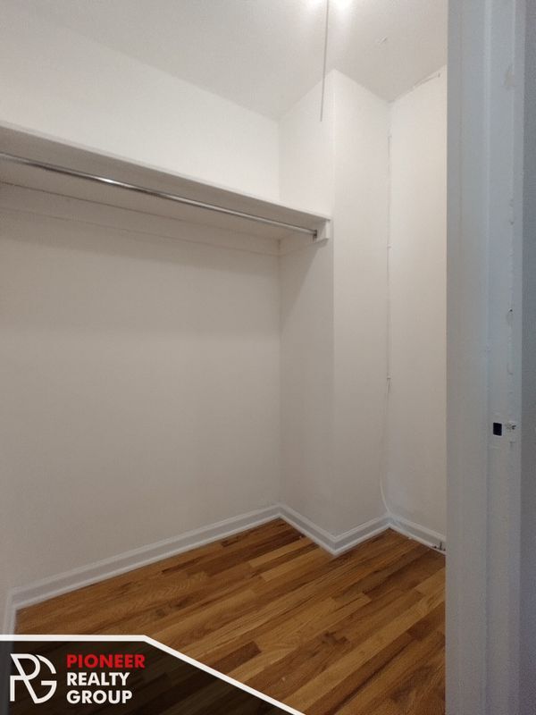 Building Photo - 4600 N Clarendon Ave