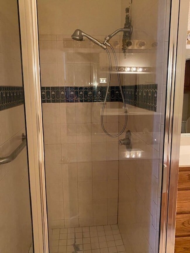 Building Photo - 3 BEDROOM 2 BATH 2 CAR GARAGE