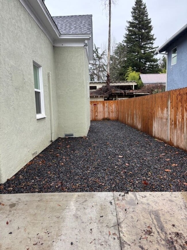 Building Photo - 271 E 8th St