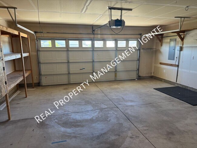 Building Photo - 451 NE Oak Ave