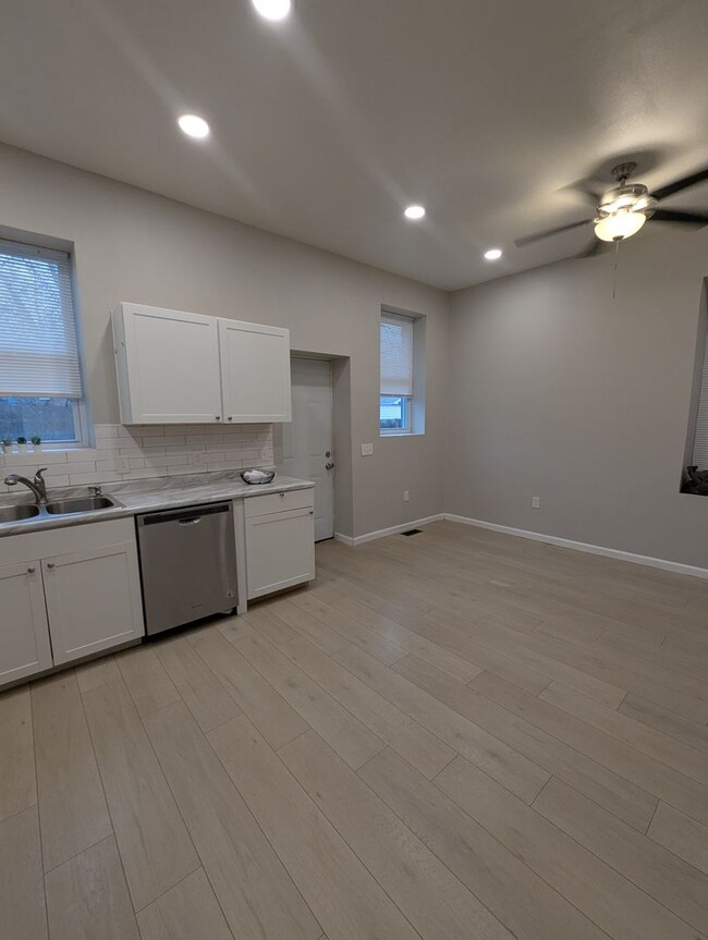 Building Photo - **$500 Security Deposit & 1st Month Free w...