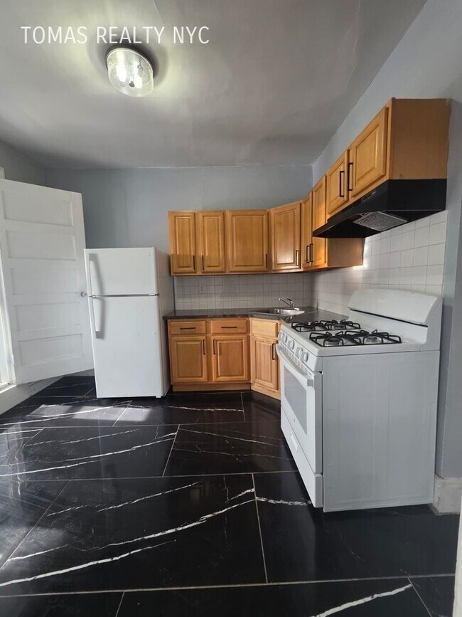 Building Photo - 16 Sherwood Ave