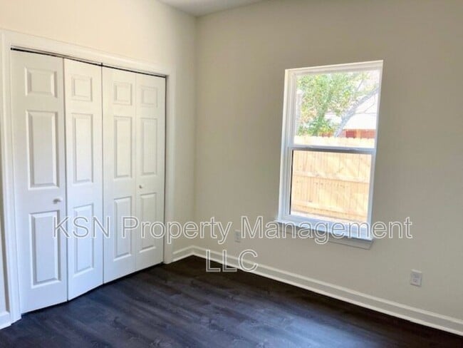 Building Photo - 2204 Iowa St