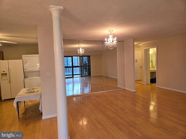 Building Photo - 8370 Greensboro Dr