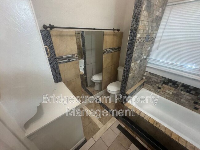 Building Photo - 823 Princeton Dr