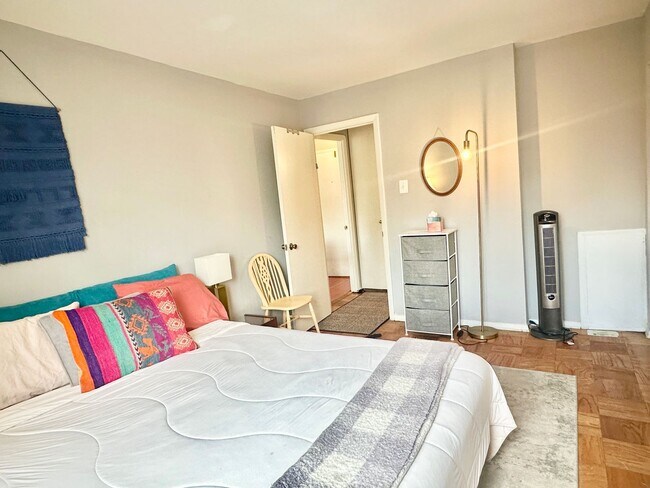 Building Photo - 1 Bed 1 Bath!  Pets Welcome!  Parking!