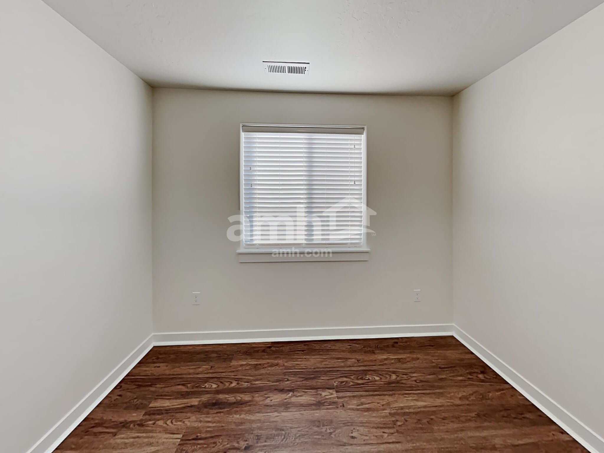 Building Photo - 504 Diamond Lake St