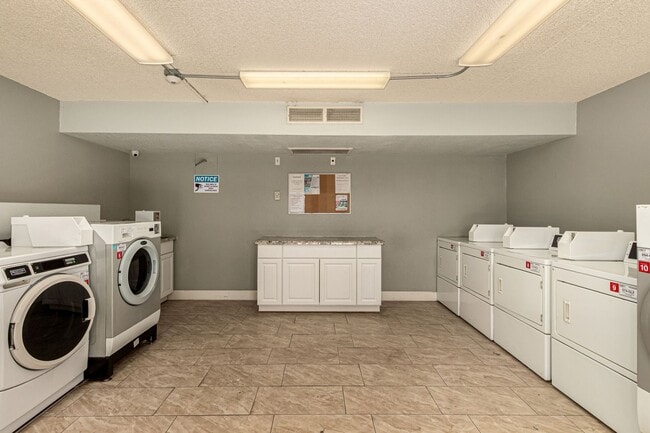 Building Photo - Spacious PHX Condo