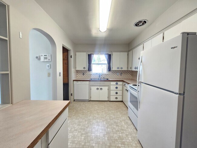 Building Photo - $1,900 - 3 Bed / 2 Bath Charming Rancher Home near the Downriver Golf Course