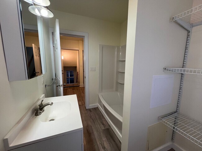 Building Photo - 3 / 4 Bedroom , 2 full Baths Apartment in ...