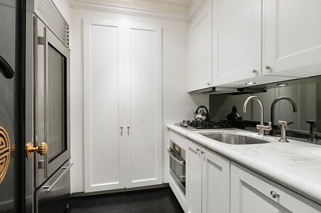 Building Photo - 781 5th Ave