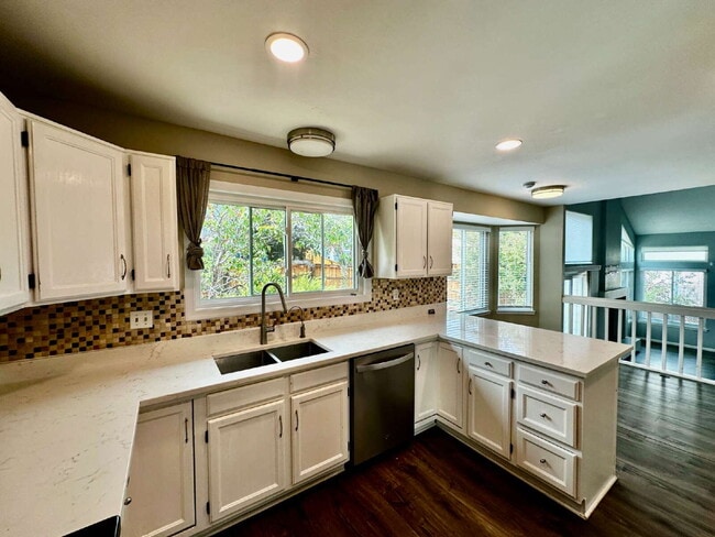 Building Photo - "Charming 3-Bed Highlands Ranch Home with ...