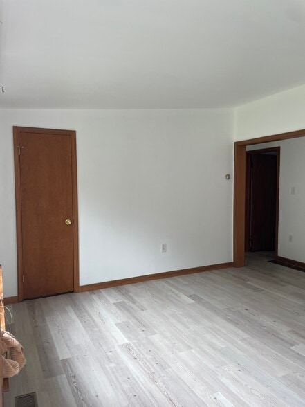 Living room lofted ceilings - 677 Valley Rd