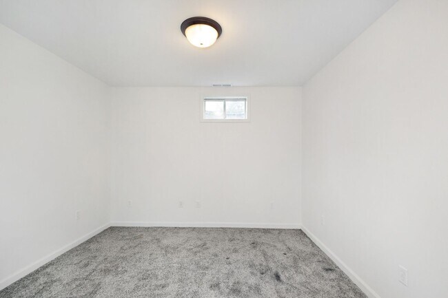 Building Photo - Large Family home For rent!
