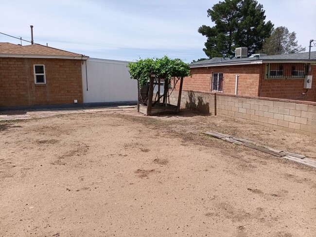Building Photo - Cozy 4-bedroom, 2-bathroom home! Showings ...