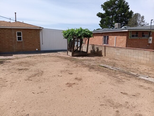 Building Photo - Cozy 4-bedroom, 2-bathroom home! Showings available Soon! Price Drop!!