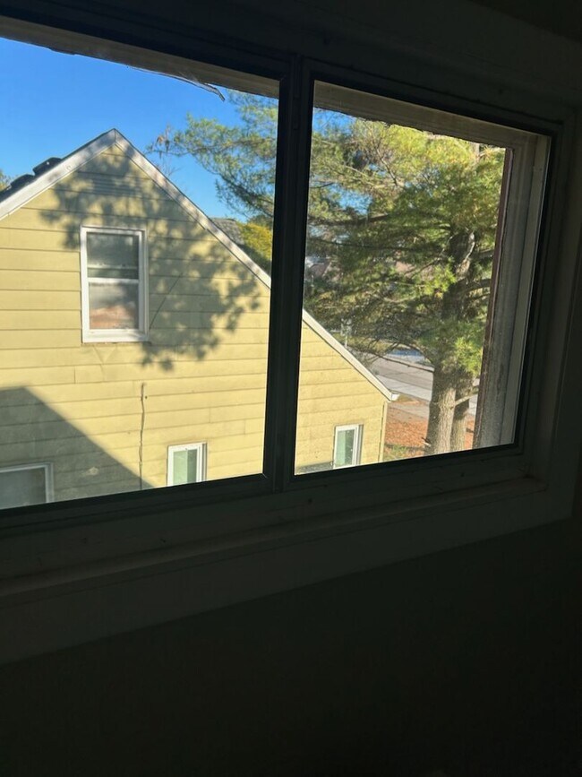 Building Photo - Charming 3-Bedroom Property in Prime Location