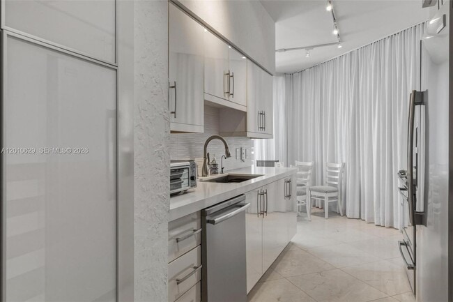 Building Photo - 16445 Collins Ave