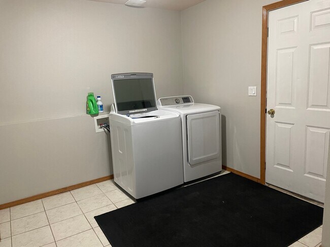 Building Photo - 908 S Salish Ct