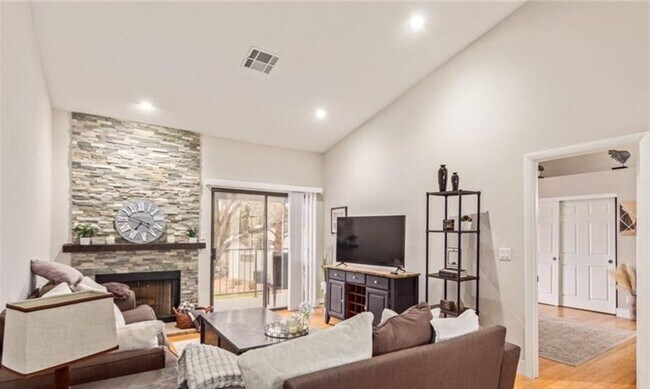 Building Photo - BEAUTIFULLY FURNISHED 2 BEDROOM CONDO