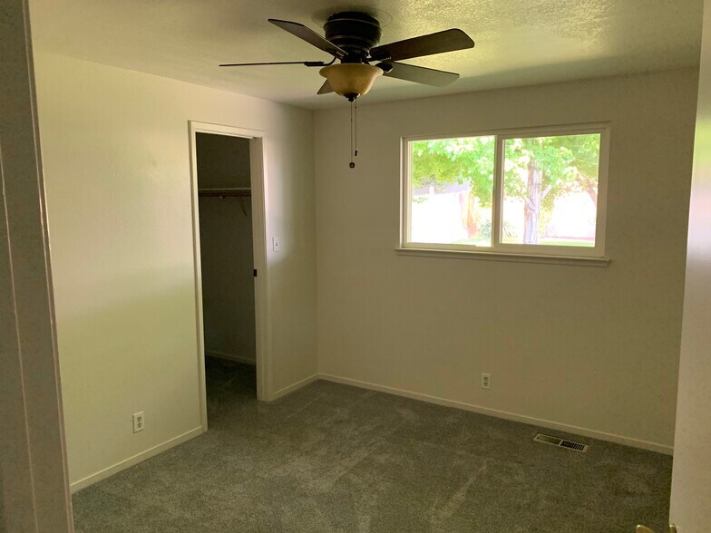 Building Photo - 2960 Chavez Dr