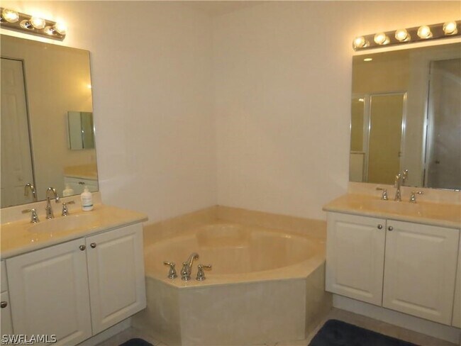 Building Photo - 1305 Mariposa Cir