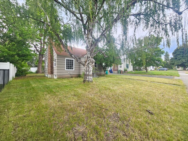 Building Photo - $1,895 - 3 Bed / 1 Bath Vintage Bungalow In North Spokane