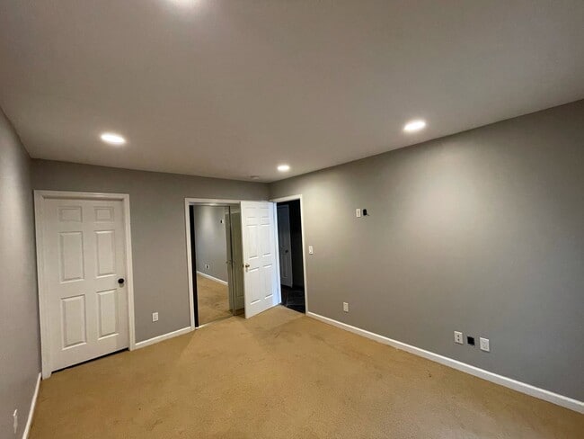 Building Photo - Nice Spacious 3 bd / 3 full bath and 2 hal...