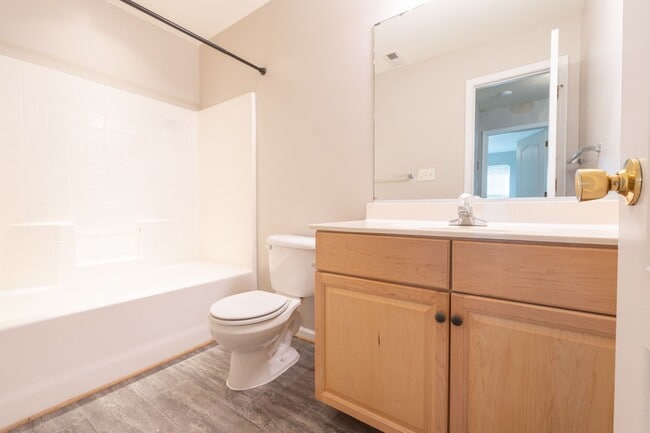 Building Photo - MOVE IN READY Townhome in the Heart of Suffolk!