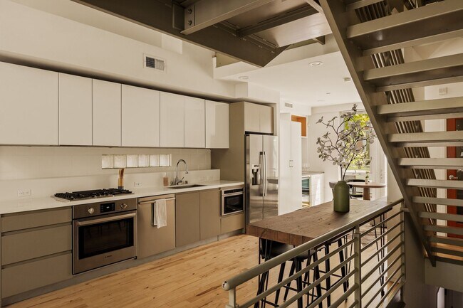 Building Photo - 3450 Cahuenga Blvd W