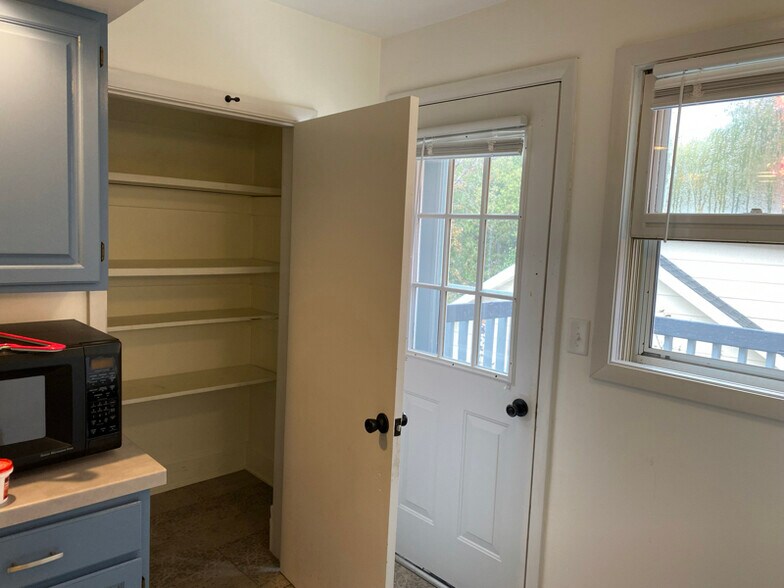 Building Photo - 902 Townline Rd