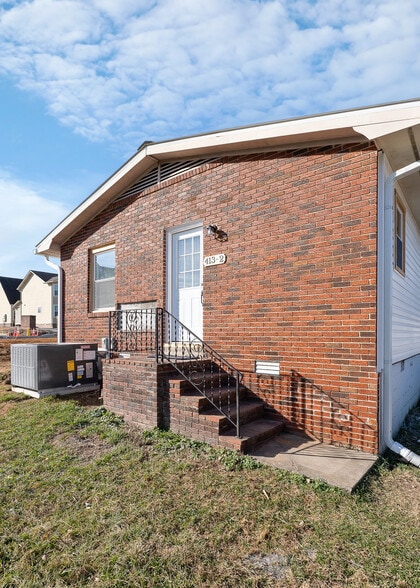 Building Photo - 413 W Stevens St