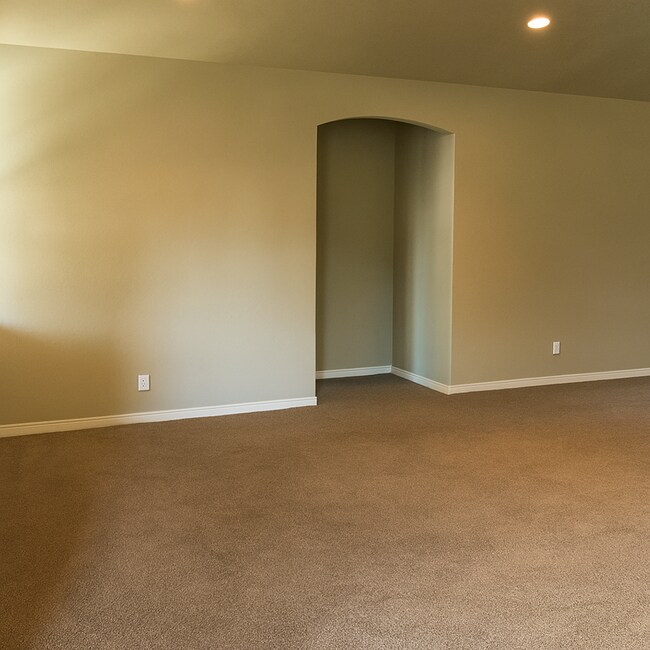 Building Photo - Gorgeous single-level 3x2 with fully fence...