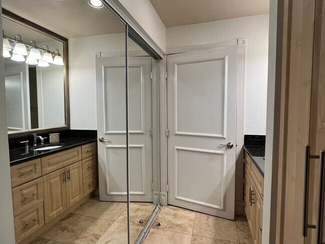 Building Photo - Meridian Unique 2/Bd 2/Ba St Tropez Floor ...