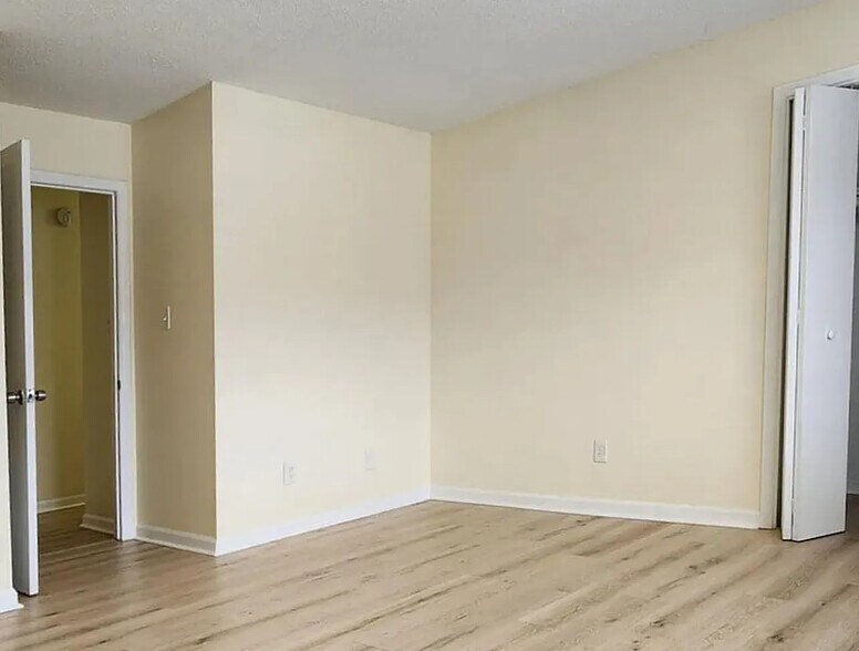 Building Photo - Room in Townhome on Fargo St