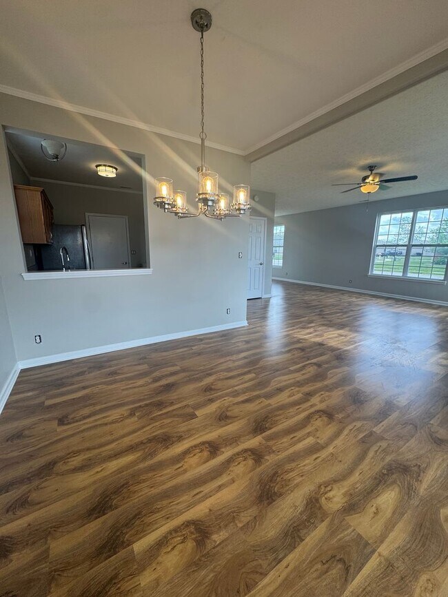 Building Photo - Three Bedroom Home with Fenced in Yard!